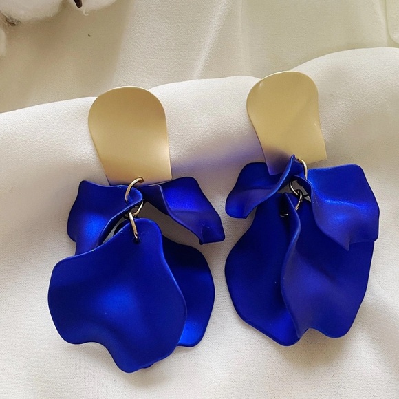 Jewelry - NEW Leaf Earrings